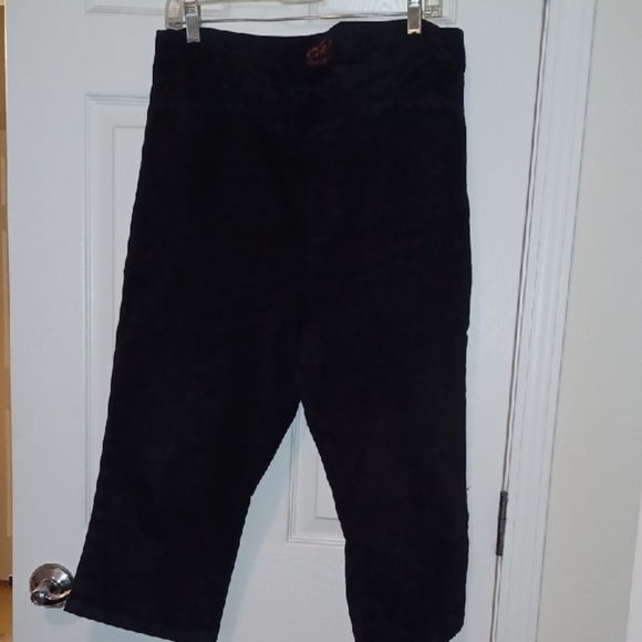 💙🐾Black Cropped Pants - Picture 9 of 9